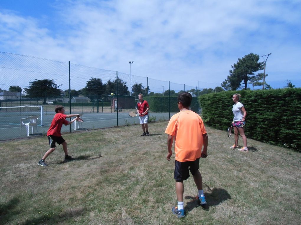 Un peu moins risqué: jouer au tennis à 4. Le but étant, bien évidemment, de faire le plus de passes possibles, sans laisser tomber la balle.