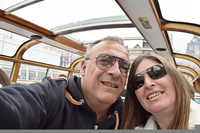 Un couple faisant un selfie sur n bateau mouche