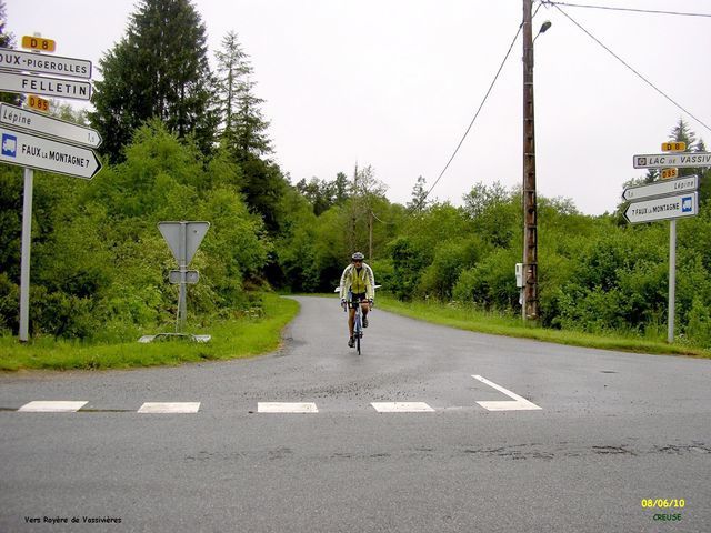 Dimanche 6 juin, sous le soleil, Jean Paul et Christian enfourchent leur bécane. Ils quittent leurs pénates méridionaux pour rallier Montbizot dans la Sarthe, à plus de huit cents kilomètres de St Georges d’Orques. 810 Km du 6 au 11 juin 2010