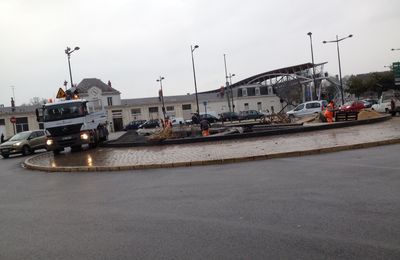 Le rond-point de la gare déforesté puis fleuri ! 