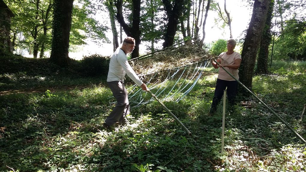 COLLECTIF FIL ROUGE 2019 Jardin D'Hélys-Oeuvre - Saint-Médard D'Excideuil - Dordogne - TOMBEZ DANS LE PANNEAU