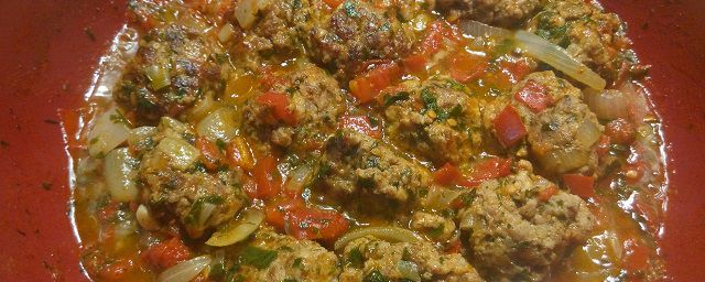 Tajine di polpette di manzo (keftas) aromatizzate con cumino e cannella