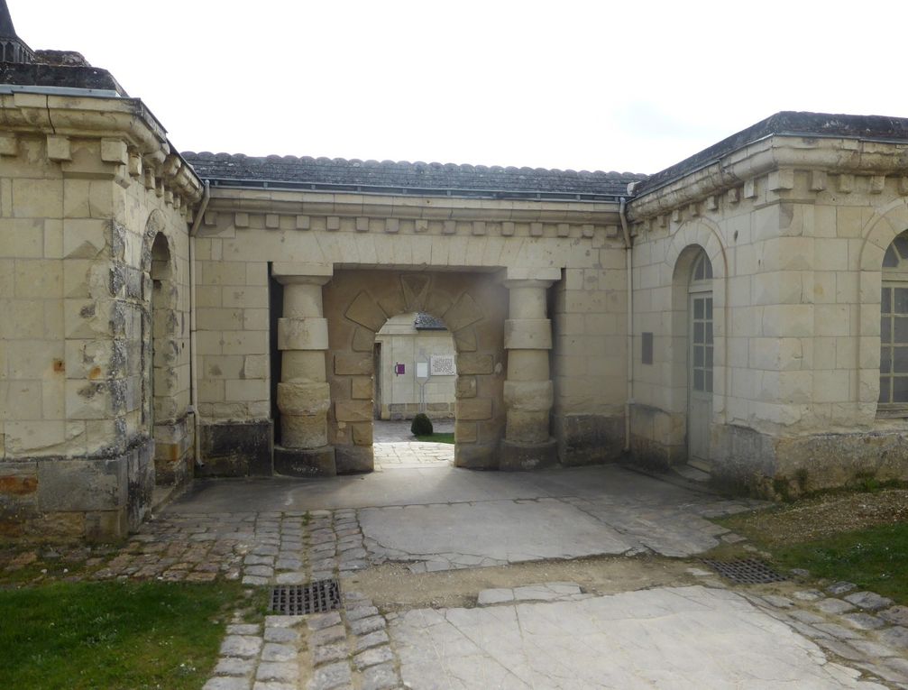 Claude Lévêque, Mort en été, 2012, installation in situ dans le Grand dortoir de l'Abbaye Royale de Fontevraud // Vues extérieures de l'Abbaye © Le Curieux des arts Gilles Kraemer, présentation presse, avril 2015