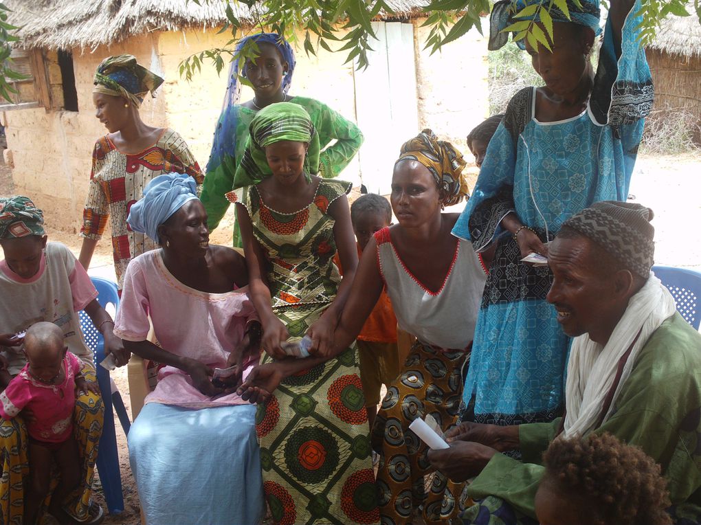 pour des activités génératrices de revenus:
- KUUBANAO:achat des tôles permettant de couvrir l'atelier boutique des Femmes du GIE JIRAAGAL
- Projet d'embouche ovine, MBONDY