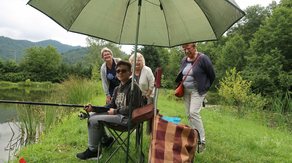 Après avoir écouté religieusement le déroulement de l'Assemblée Générale, un repas champêtre viennoises-salades-dessert a régalé les convives qui pour certaines ne se sont pas vues depuis plus d'un an. Aymeric a titillé les truites qui ont bien mordu aux hameçons