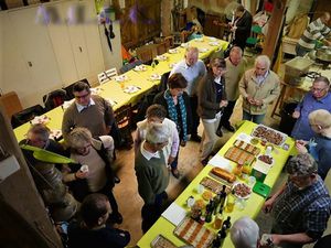 Les membres de l'asso autour d'une belle table  -   les cuisignés s'affairent