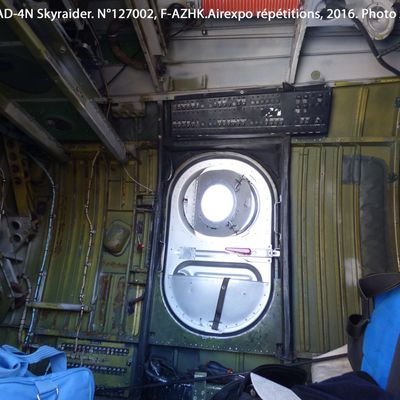 L'intérieur du fuselage d'un Skyraider offre une place pour un passager.