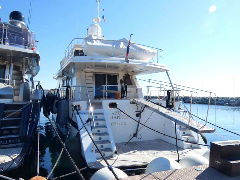 AZURE RHAPSODY , a quai dans le port de Fréjus le 28 février 2022