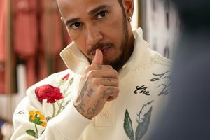 Lewis Hamilton change de couturier