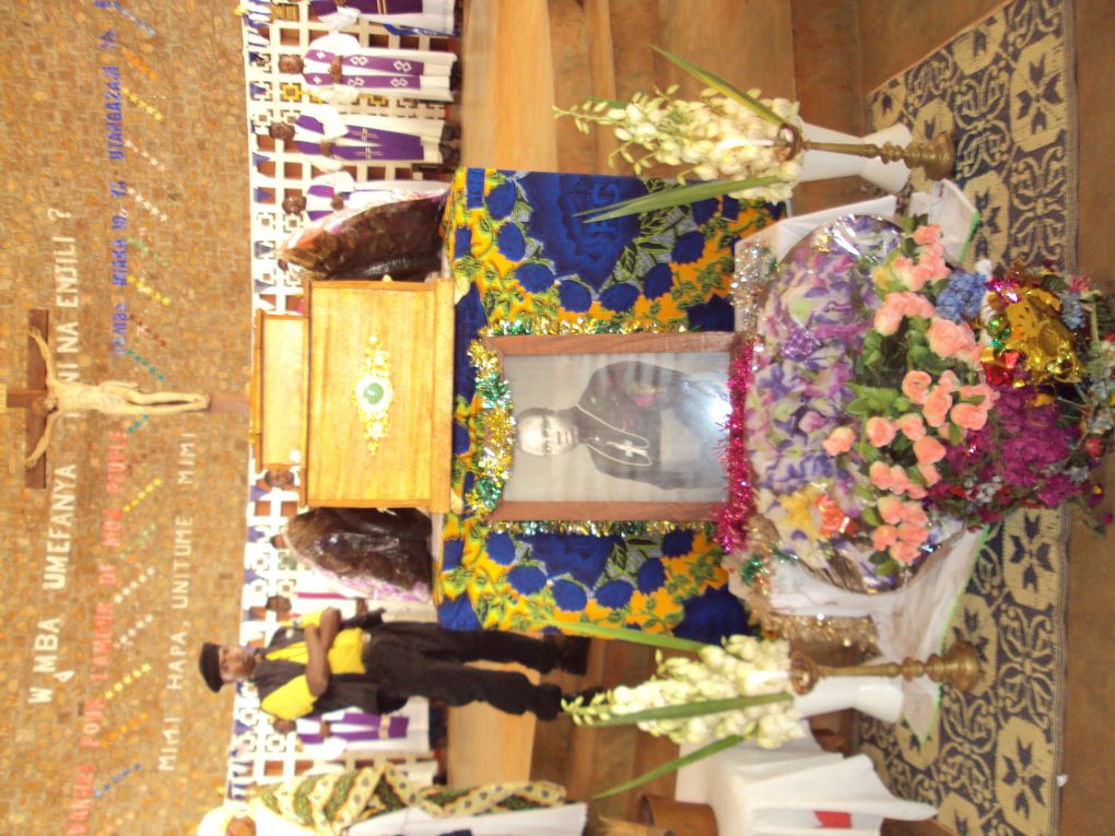 Photos de la messe d'enterrement de Mgr Gustave à Wamba, photos aussi à la source de Matari,où la Bienheureuse Anuarite puisait de l'eau