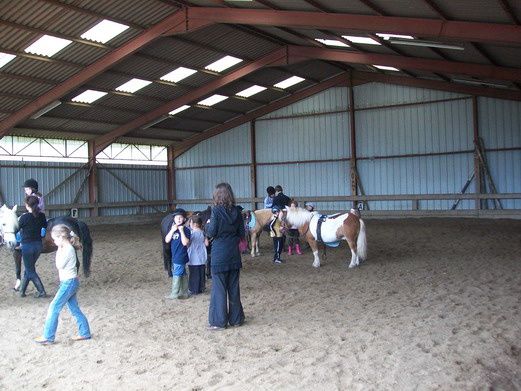 initiation des CP à l'équitation à l'école du Puit des Mèzes - juin 2010