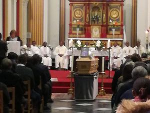 L'abbé Christian Mwanza inhumé mercredi à Perwez après une émouvante cérémonie