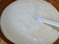 2 - Essorer bien la gélatine et l'incorporer à la pulpe de mandarines et mélanger jusqu'à ce que la gélatine soit bien intégrée à la pulpe. Fouetter la crème fleurette très froide et le sucre restant. Préparer un récipient dans lequel verser un fond de rhum ou de fleur d'oranger.