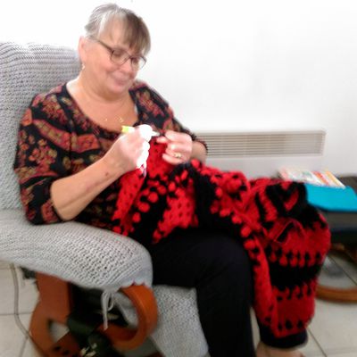 Poncho rouge et noir au crochet 