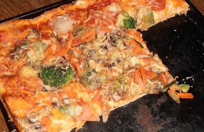 Recette de pâte à pizza généreuse: pizza végétarienne.