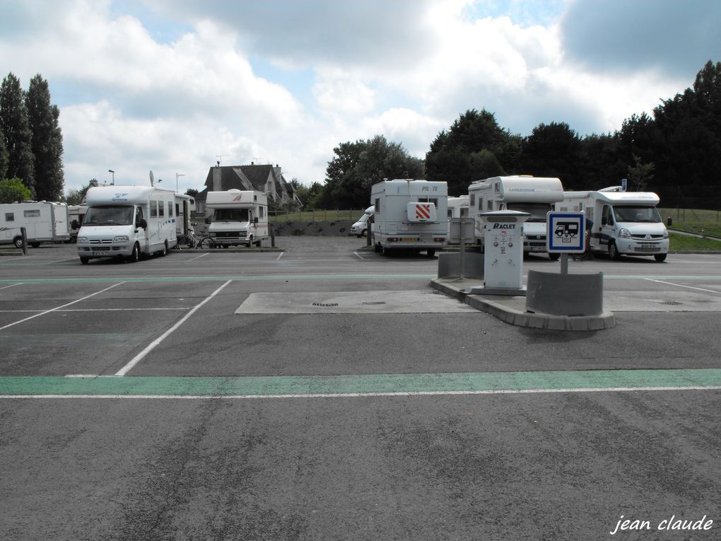 Comme nous voyageons en Camping Car, nous stationnons à proximité du Super depuis de nombreuses années. Cependant, des modifications sur le stationnement des Camping Cars ont été effectuées et du parking principal qui était bien aménagé on se retrouve derrière le Magasin sans station service eau et vidanges et sans containers de poubelles. C'est bien dommage d'autant que les Camping Caristes achètent beaucoup dans les Magasins de Cancale