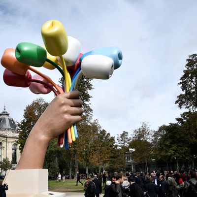Regardez la sculpture géante qui fait polémique, les "Tulipes" de Jeff Koons, cadeaux des Etats-Unis à la ville de Paris après les attentats de 2015-2016