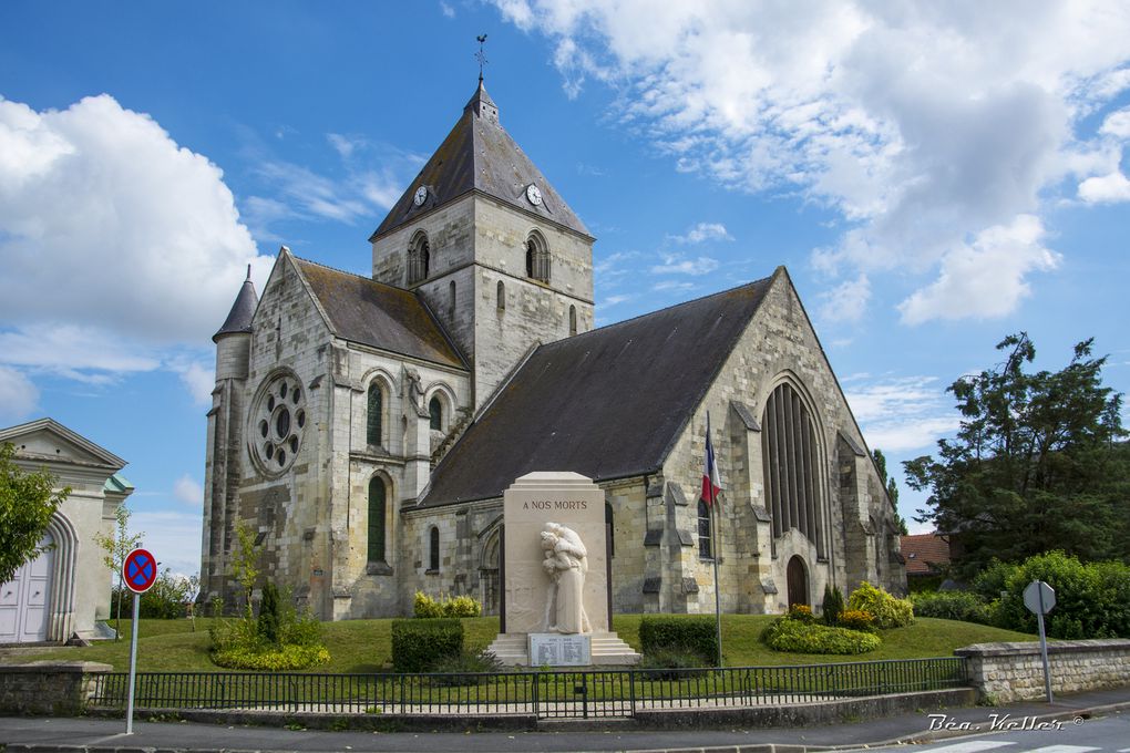 Le monument devant l'église et la mairie avec sa belle architecture des années 1925. Cliquez sur les photos.