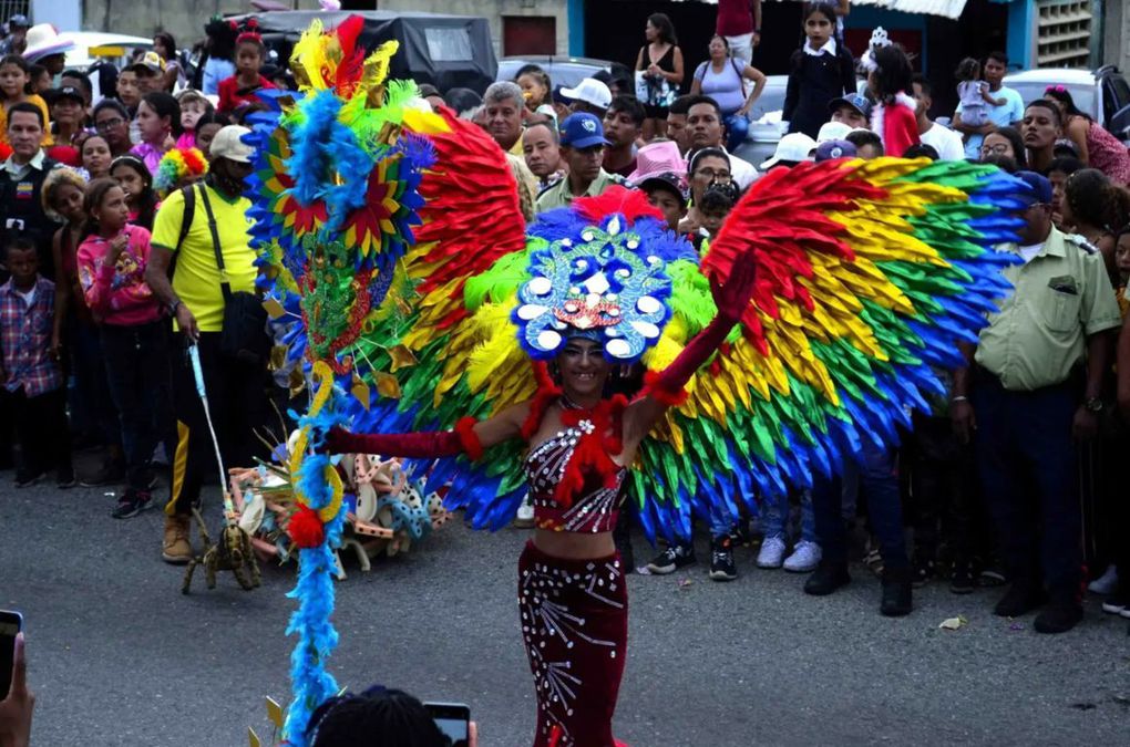 Carrozas y comparsas desbordaron avenida La Paz en desfile de Carnavales Turísticos de Puerto Cabello 2023 