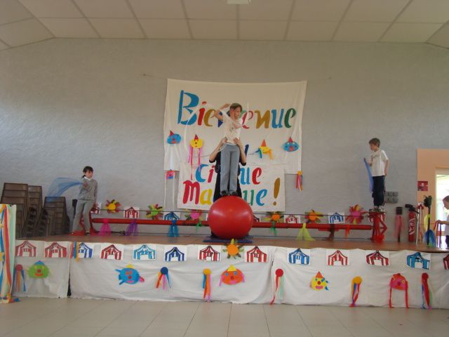 l'atelier a realiser avec les enfants le decor du spectacle de cirque en 2006 a Louvigny avec les AFR