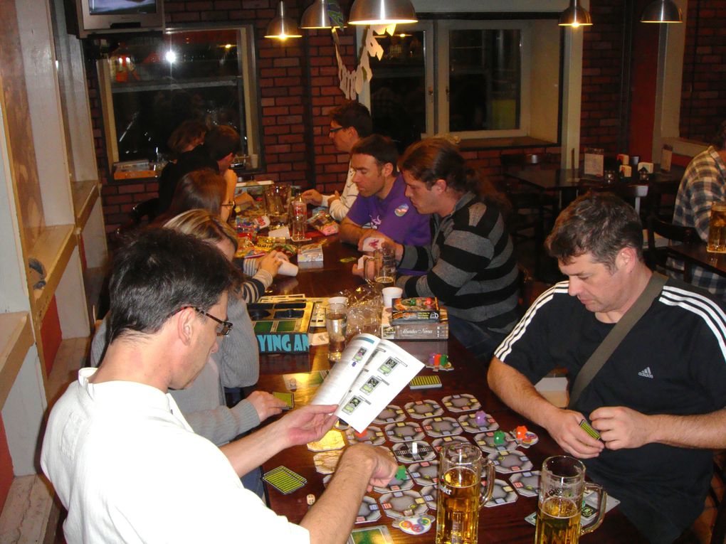 LE festival du jeu en Allemagne, 13 joueurs, quelques litres de bière, des dizaines de boites dans le coffre...