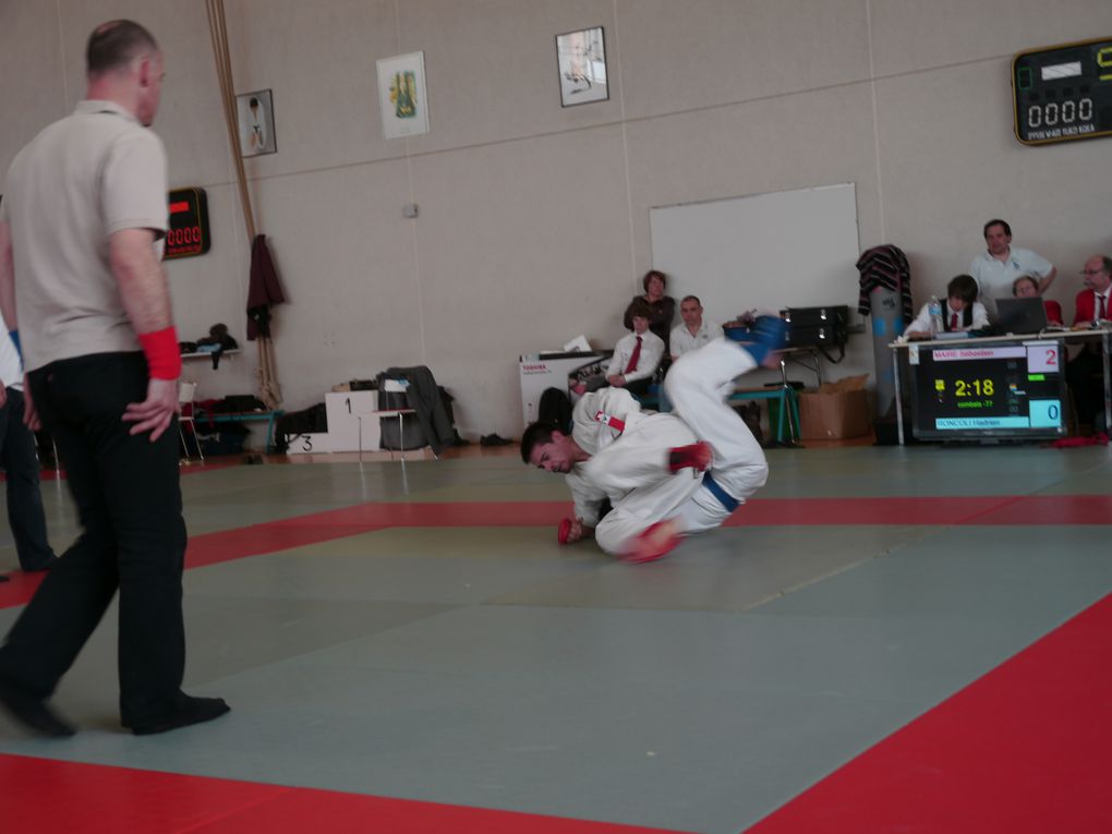 Quelques photos de la coupe jujitsu région Poitou-Charentes, on essaie de faire vivre l'expression compétition jujitsu (en plus de l'aspect premier du jujitsu la self-défense) dans notre région... Et c'est pas facile