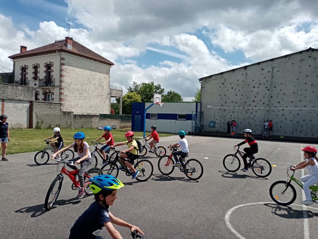 Quelques photos de nos entraînements vélos au stade avant nos exploits sur le bord du canal !