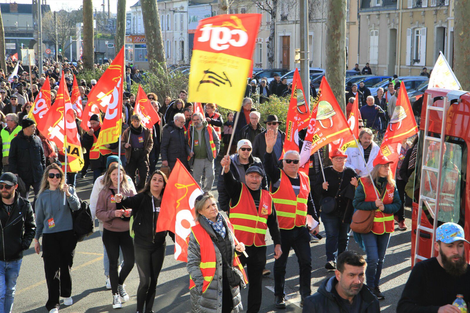20 500 personnes manifestent en famille, dans les rue du Mans, contre la réforme des retraites!