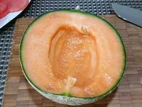 1 - Coupez la pastèque en disques assez fins. Réalisez dans les tranches de pastèque des découpes en forme de fleurs à l'aide d'une emporte-pièces (2 par personne). Coupez et retirez les pépins du melon, détaillez-le en tranches pour pouvoir réaliser des petits disques avec un emporte-pièces rond. Lavez, équeutez et coupez les fraises en fines lamelles dans la hauteur.  