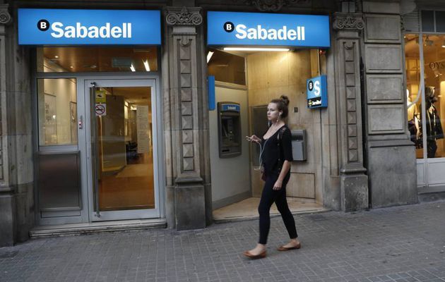 El dependiente del Banco Sabadell a una clienta :Su hipoteca está segura, sus ahorros no lo se