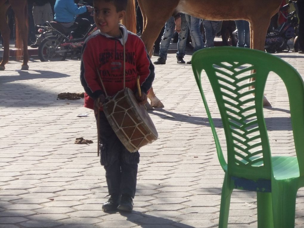 Le festival Off c'est d'abord de la musique, des pas de danses , des chameaux placides , des cris et des rires d'enfants, des marchandages sans fin , des joueurs de domino, un café au soleil et tout ça dans une atmosphère bon enfant