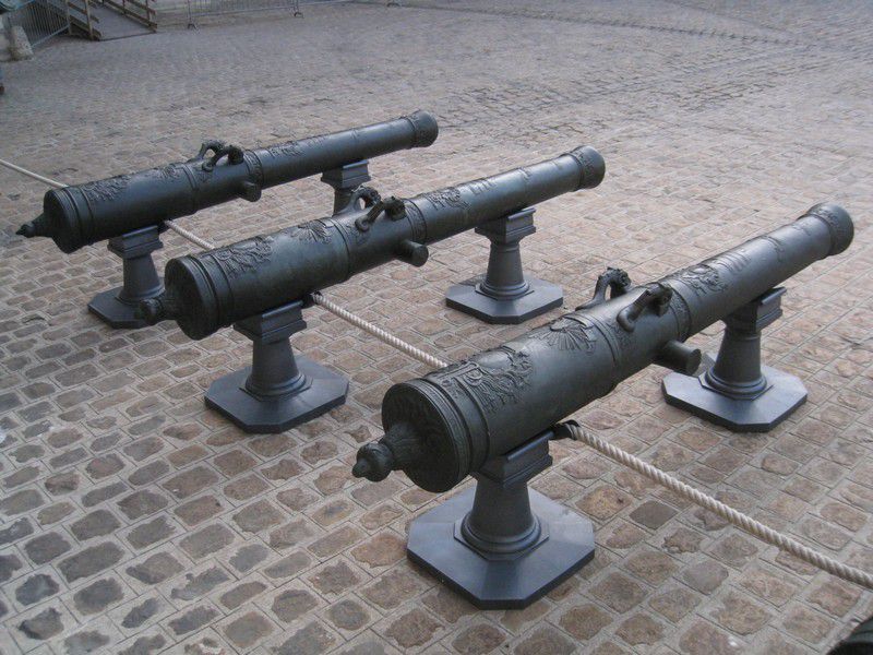 Les canons de la cour des Invalides et des arcades de la cour, char Renault FT17 

