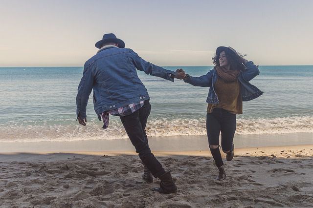 Deux amoureux dansant sur la plage