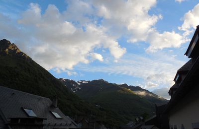 Montagnes Pyrénées au printemps en majesté ....   pluie, soleil, torrents, fleurs et air pur !