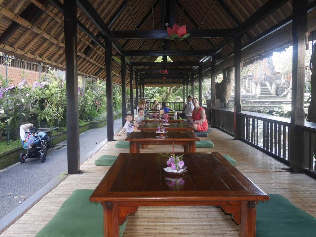 Dans Ubud, arret dans un petit bar sympa pour déguster milshakes et smoothies... et just milk for baby Amaury !