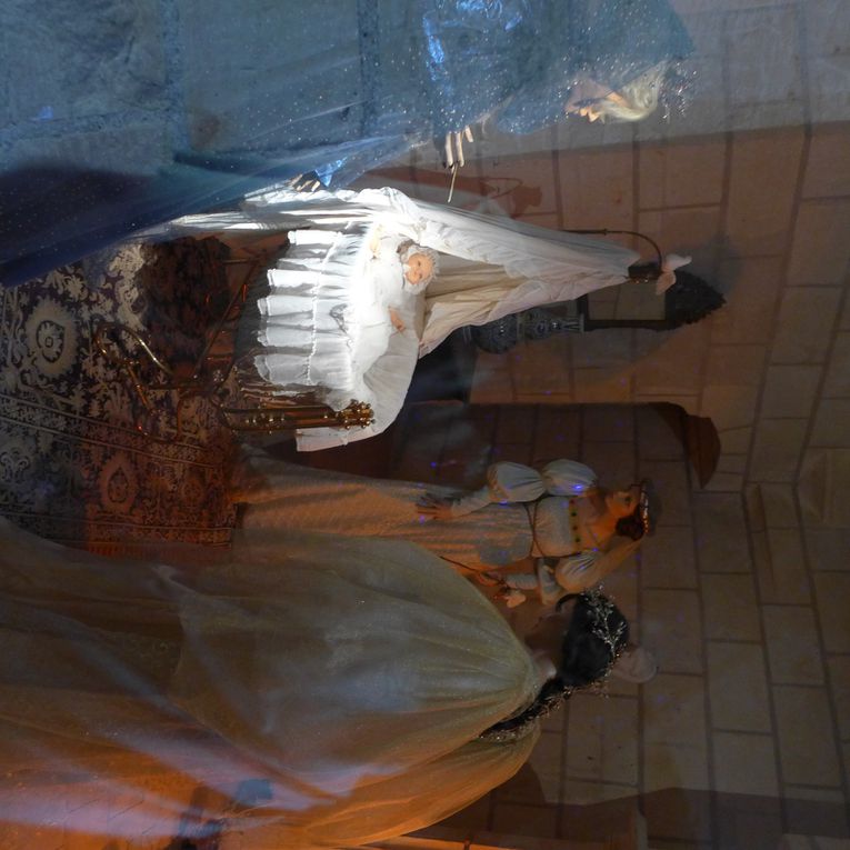 A l'intérieur du château chouette reconstitution de costumes du début du siècle et exposition sur La Belle au Bois Dormant de Perrault