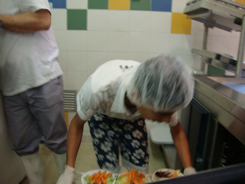 Les élèves de DAI ont suivi l'équipe de la cuisine dans leur journée : préparation du repas, service et nettoyage... tout ça dans la bonne humeur. Beaucoup de plaisir pour les élèves!Merci à toute l'équipe!