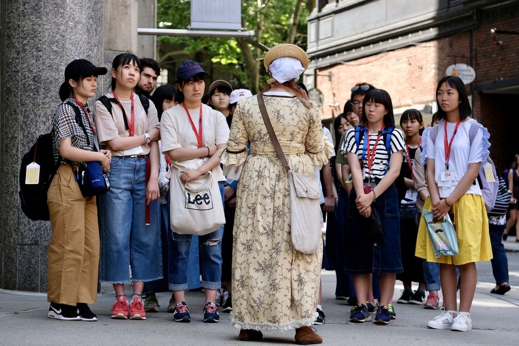 2 amoureux et un  passionné farfelu fouillant la bibliothèque de Brattle Book Shop, le Boston Common et sa fantaisie jusque dans le regard des écureuils, de doux regards féminins et quelques personnages iconoclastes fleurant bon le passé et la transgression.