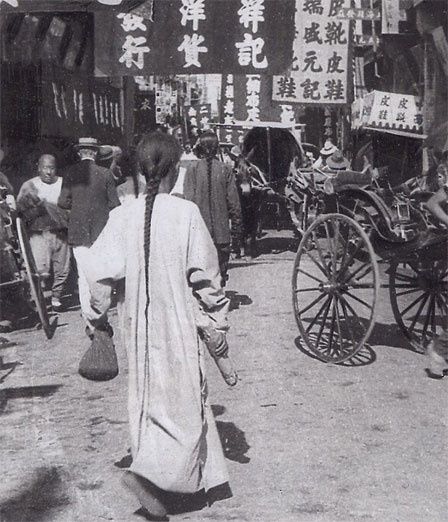 L'Histoire de la Chine, aprés des décennies d'immobilisme fatal, devint un chaos d'où elle renaît sans cesse...