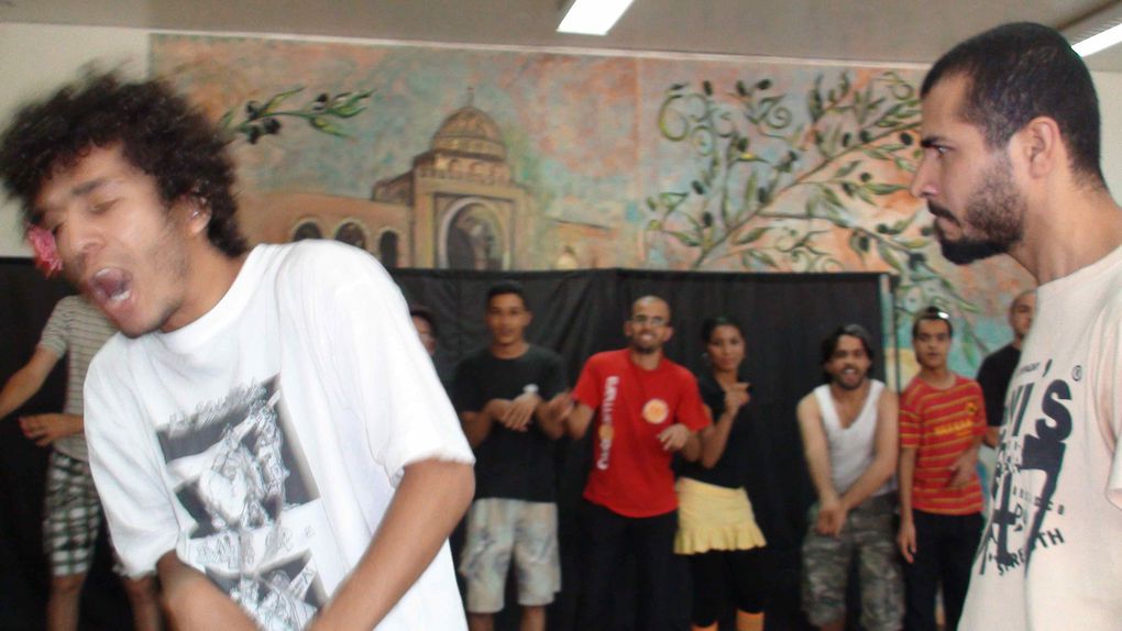 "Caravane Théâtre" pour la première fois en Tunisie à la demande de Me Saïda Chelly animatrice à "La maison des jeunes de Khaznadar" pour une formation aux techniques du "Théâtre Forum" et du "Clown Théâtre"