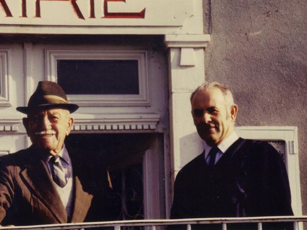 Henri Chante et son successeur à la mairie, Pierre Gilles, devant l'ancienne porte de la mairie de Rochegude.