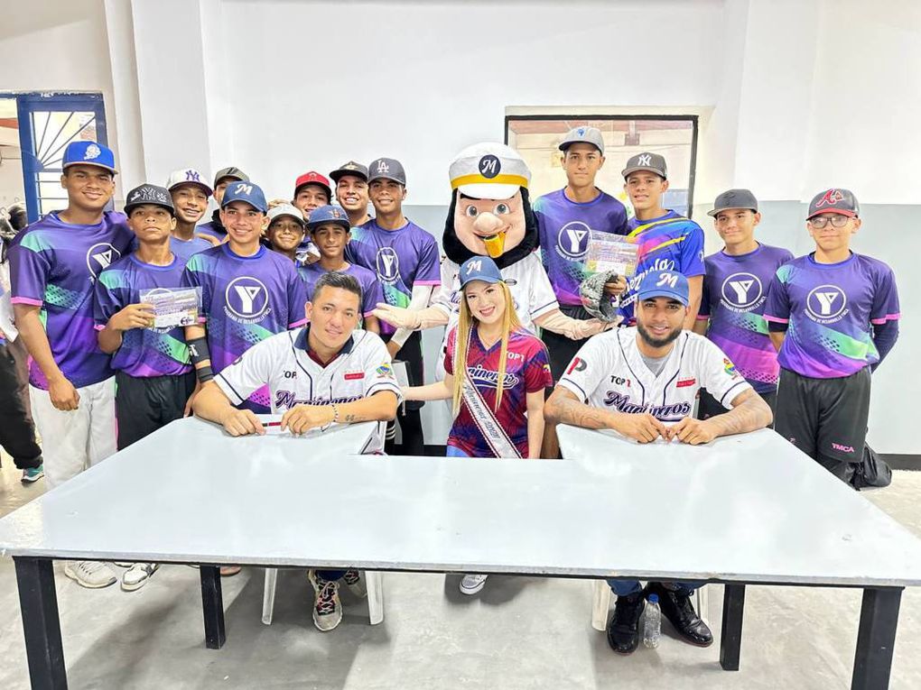 Marineros de Carabobo visitó a escuelas y academia de béisbol menor de Ymca Valencia