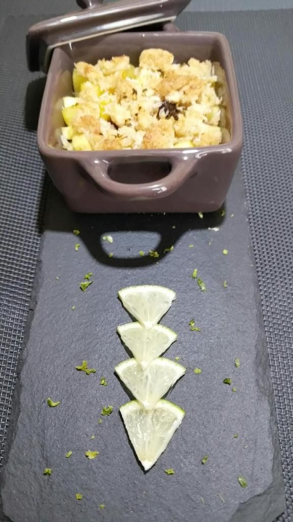 CRUMBLE D'ANANAS-POMME-RAISINS AU RHUM NOIX DE COCO ET CITRON VERT