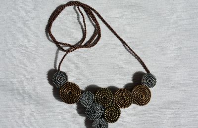 Riciclo Creativo: collana con cerniere marroni