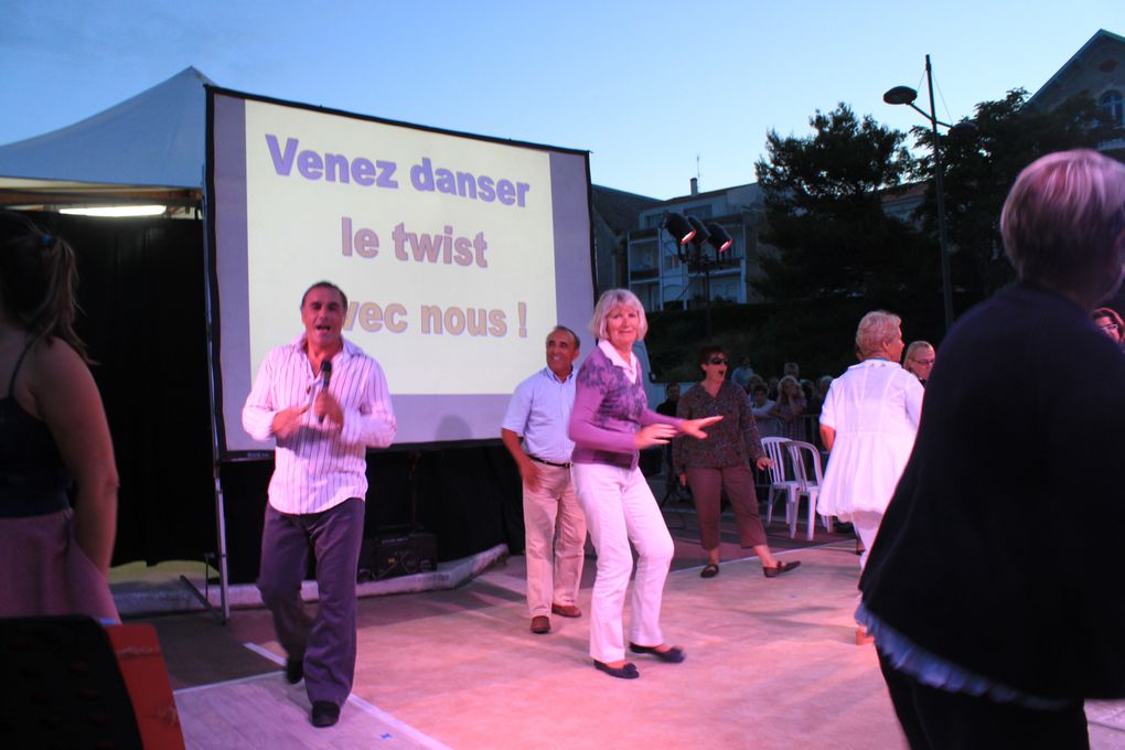 Sur le front de mer entre le casino et un bar bercé par les vagues, Royan au rythme du Rock'n'Roll avec le spectacle " Swing to the Rock" présenté par DANSE PROJECT. Soirée organisée par l'Association Générale de Pontaillac, présidée par Mad