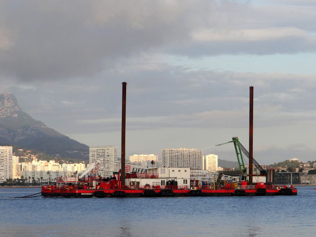 Barge EGCM 001 , arrivant à la Seyne sur Mer le 02 novembre 2019