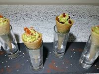 1 - Réaliser les cônes en feuilles de Brick comme expliqué sur la vidéo. Les garnir ensuite d'une mousse d'avocat à la crème fraîche assaisonnée de sel et de poivre, et des ingrédients de votre choix, ici : petits dés de tomate ou de betterave, crevettes grises, bâtonnets de jambon de Parme, le tout parsemé de quelques graines de sésame et de piment d'Espelette. Servir en amuse-bouche à l'apéritif !  