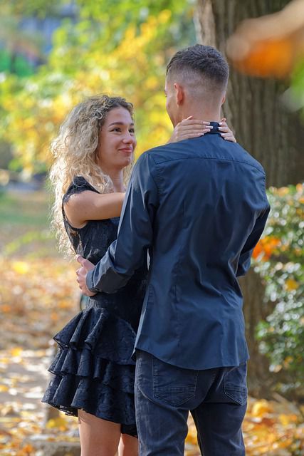 Deux amoureux qui se regardent