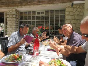 Très bon repas tous ensemble et merci à Yves et Nibalu pour les bières ! Bon encore en chantier devant l'atelier de Pierrot ? !