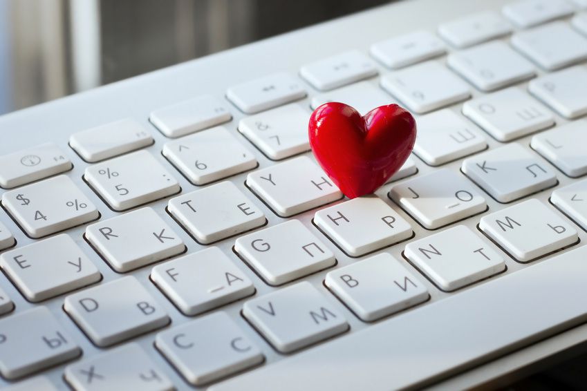 coeur rouge sur un clavier d'ordinateur